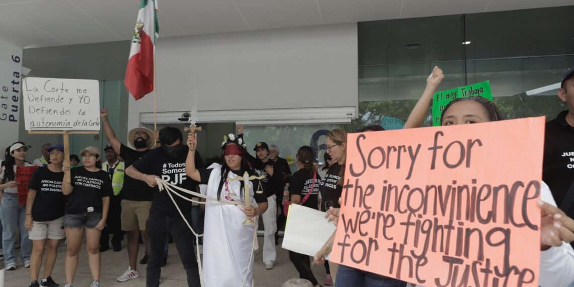 Llegan al aeropuerto de Cancún protestas ciudadanas contra la reforma al Poder Judicial