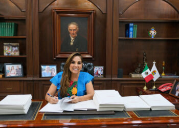 Mara Lezama firma las escrituras de la Colosio