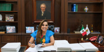 Mara Lezama firma las escrituras de la Colosio