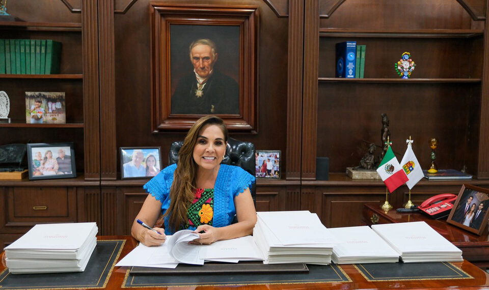 Mara Lezama firma las escrituras de la Colosio
