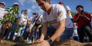 Gino Segura continúa con el programa "Sembrando Esperanza"