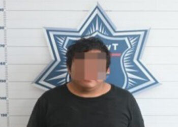 Violento individuo le rompe una cámara a un policía