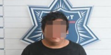 Violento individuo le rompe una cámara a un policía