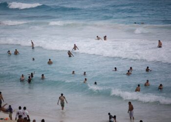 Reiteran recomendaciones para nadar con seguridad en Cancún