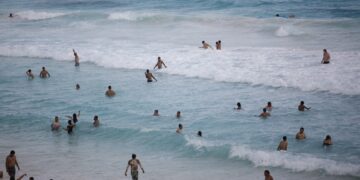 Reiteran recomendaciones para nadar con seguridad en Cancún