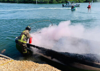 Se quema embarcación en la Laguna Nichupté