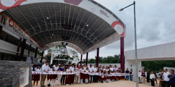 Cumple Mara Lezama: entrega un domo y aula a escuelas de Cancún