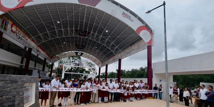 Cumple Mara Lezama: entrega un domo y aula a escuelas de Cancún