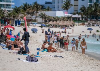 Empresarios turísticos cuestionan aumento de impuestos a viajeros internacionales