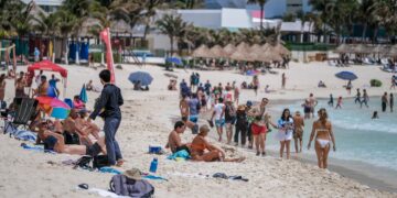 Empresarios turísticos cuestionan aumento de impuestos a viajeros internacionales