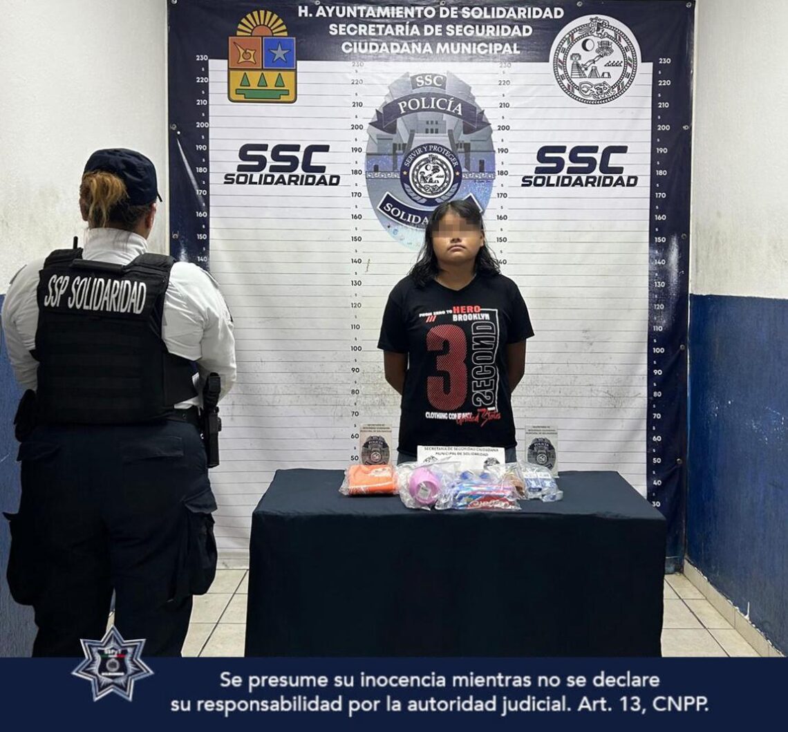 Detienen a una mujer por presunto robo en tienda de conveniencia en Playa del Carmen
