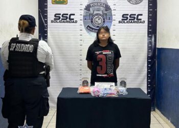 Detienen a una mujer por presunto robo en tienda de conveniencia en Playa del Carmen