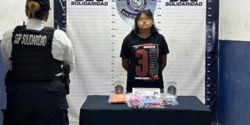 Detienen a una mujer por presunto robo en tienda de conveniencia en Playa del Carmen