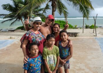 Constata Mara Lezama fuerte actividad económica en Chetumal y Mahahual tras lluvias por “Sara”
