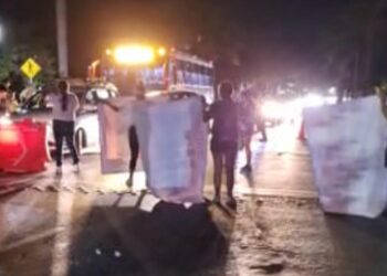 Activistas y madres buscadoras bloquean acceso a Zona Hotelera de Cancún