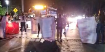 Activistas y madres buscadoras bloquean acceso a Zona Hotelera de Cancún