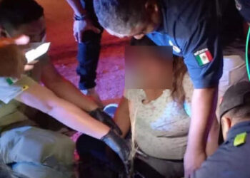 Mujeres en estado de ebriedad caen de motocicleta en Tulum