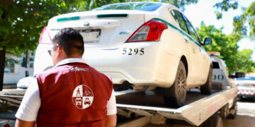 Castigarán a taxista que circulaba con un individuo en cofre del vehículo