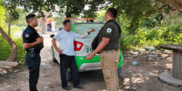 Es multado por tirar basura en un área verde de Cancún