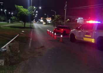 Minicooper choca y derriba poste en la avenida Huayacán 
