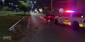 Minicooper choca y derriba poste en la avenida Huayacán 