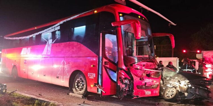 Choca autobús contra VW Vento: un muerto