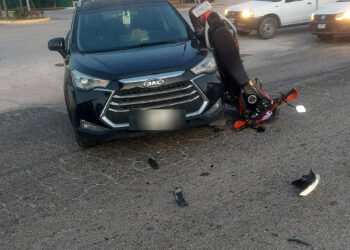Otro encontronazo entre camioneta y motocicleta