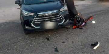Otro encontronazo entre camioneta y motocicleta