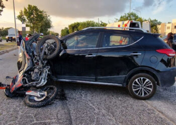 Motociclista lesionado por camioneta que lo impactó
