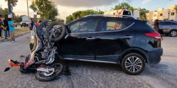 Motociclista lesionado por camioneta que lo impactó