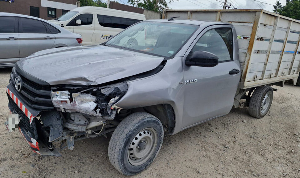 Chocan por alcance y un auto se va contra poste