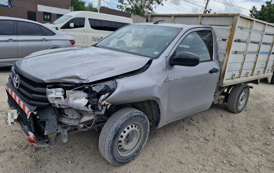 Chocan por alcance y un auto se va contra poste