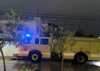 Lluvias dejan calles encharcadas y autoridades en alerta en Cancún