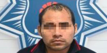 Individuo trata de agredir a policías en un establecimiento