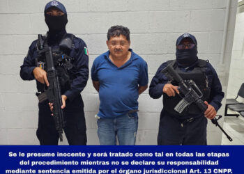Lo sorprenden haciendo señas obscenas a mujer