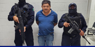 Lo sorprenden haciendo señas obscenas a mujer