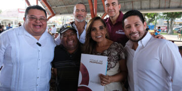 Entrega Mara Lezama títulos de propiedad a 134 familias de Cozumel
