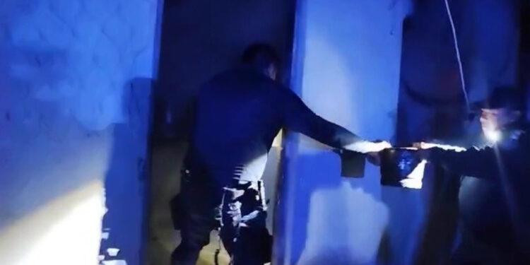 Policías de Cancún salvan la vida de una persona en un incendio
