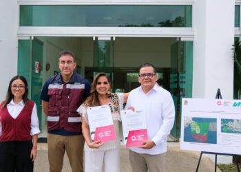 La gobernadora Mara Lezama entrega títulos de propiedad a la UT de Chetumal