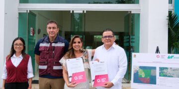 La gobernadora Mara Lezama entrega títulos de propiedad a la UT de Chetumal