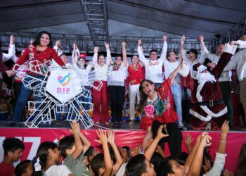 Enciende Mara Lezama junto a familias chetumaleñas el árbol y las villas navideñas