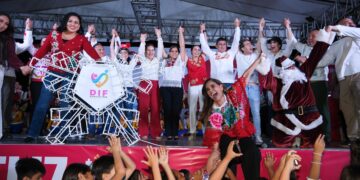 Enciende Mara Lezama junto a familias chetumaleñas el árbol y las villas navideñas