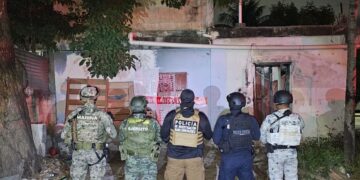 Aseguran drogas y armas en cateos en Benito Juárez; identificador a ocho personas