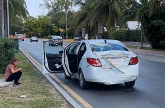 Choque múltiple en Boulevard Kukulcán deja daños materiales