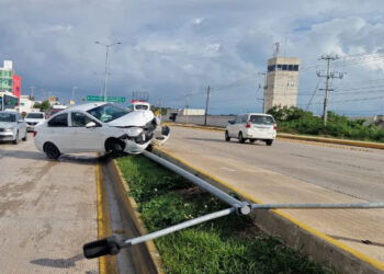 Piso mojado y falta de precaución, causa de accidentes en la Colosio