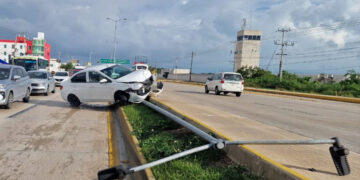 Piso mojado y falta de precaución, causa de accidentes en la Colosio