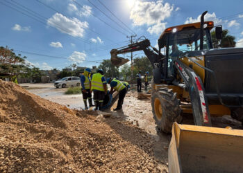 Aguakan trabaja en la reparación de una fuga en la Supermanzana 202 de Cancún