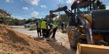 Aguakan trabaja en la reparación de una fuga en la Supermanzana 202 de Cancún