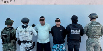 Dos detenidos, droga y un arma aseguradas en cateos en Bonfil