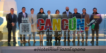 Develan en el hotel Plaza Riu, en Madrid, letrero con la palabra Cancún
